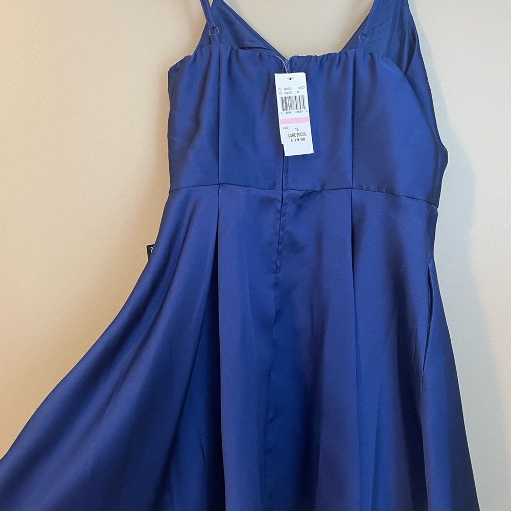 Elegant Blue Sleeveless Dress - Picture 3 of 4